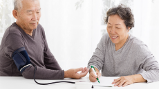 Huyết áp lên xuống thất thường ở người cao tuổi gây hệ lụy gì?