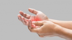 Đường huyết cao gây tê chân, mờ mắt phải làm sao để giảm?