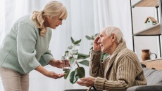 Vì sao vợ chồng dễ cùng mắc sa sút trí tuệ?