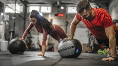 3 bài tập bóng tạ giúp thân trên chắc khỏe