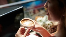 Điều gì xảy ra khi uống cà phê lúc bụng đói?