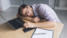 Vì sao ngủ 8 tiếng vẫn mệt mỏi?