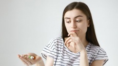 Muốn cải thiện miễn dịch, nên dùng vitamin C hay D?