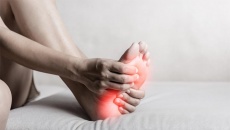 Đái tháo đường 10 năm, bị tê bì châm chích, nóng rát chân phải làm sao?