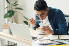 Vừa ăn vừa làm: Thói quen dễ thấy, tác hại khó lường