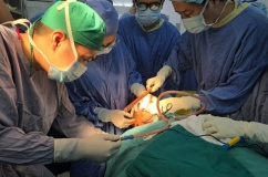 Phẫu thuật xuyên đêm cứu sống nam sinh bị thanh sắt đâm xuyên mặt