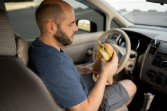 Lái xe sau khi vừa ăn no có thể nguy hiểm hơn bạn nghĩ