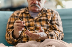 Mắc đái tháo đường, bị tê cứng tay về đêm có khỏi được không?