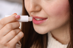 Nguy cơ tiềm ẩn khi dùng chung son dưỡng