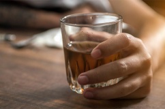 Vì sao run tay giảm khi uống một chút rượu?