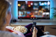 Nguy cơ đau lưng từ thói quen giải trí quen thuộc