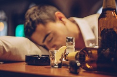 Chuyên gia tiết lộ lượng rượu tăng nguy cơ đột quỵ ở tuổi 60