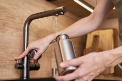 Duy trì thói quen vệ sinh bình nước cá nhân để tránh vi khuẩn