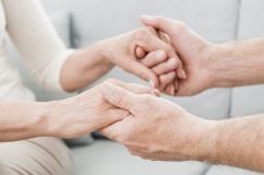 Một vài lời khuyên giúp chăm sóc người bị run chân tay tại nhà hiệu quả