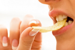 Tại sao nhiều người khó chịu khi nghe thấy tiếng nhai thức ăn?