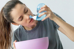 Có nên rửa mũi bằng nước muối sinh lý?