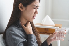 Phân biệt triệu chứng viêm họng do virus và vi khuẩn