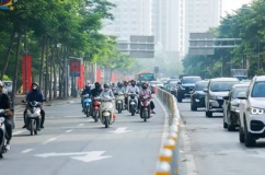 Hà Nội ngày nắng hanh, Trung Bộ vẫn mưa lớn