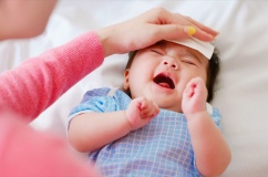 Chuyên gia hướng dẫn: Cần làm gì khi con bị sốt cao co giật?