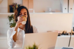 Tay run, tim đập nhanh khi uống cà phê: Làm sao để hết?