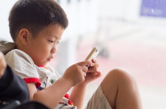 3 nguy cơ sức khỏe khi cho con sở hữu điện thoại quá sớm