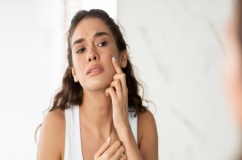 Vì sao da vẫn khô dù đã thoa kem dưỡng ẩm