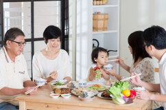 Giúp trẻ ăn uống lành mạnh trong dịp lễ hội