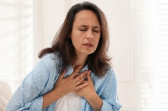 Làm sao để giảm khó thở, đau ngực ở người bệnh suy tim nặng?