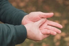 Bị run tay lâu năm, run ngày càng nặng có cách nào cải thiện?