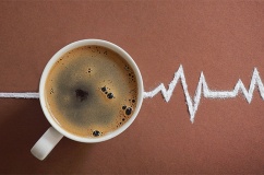 Tim đập loạn xạ, tay run mỗi khi uống cà phê, trà đặc cảnh báo điều gì?
