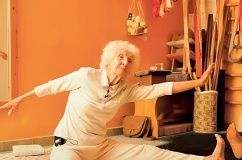 Bí quyết giữ cơ thể dẻo dai của cô giáo yoga 103 tuổi