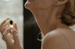 Xịt nước hoa đúng cách: Lưu hương lâu, không lo hại sức khỏe!