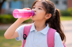 Trẻ cần uống bao nhiêu nước mỗi ngày khi ở trường?