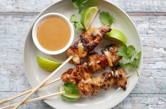 Ăn ngon để tăng cơ: Gà xiên satay ăn kèm sốt đậu phộng
