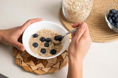 Người hay táo bón có nên ăn sáng với yến mạch?