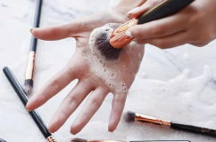 Cách vệ sinh cọ trang điểm theo chuyên gia da liễu