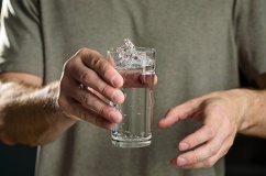 Nguyên nhân run tay khi cầm đồ vật là gì?