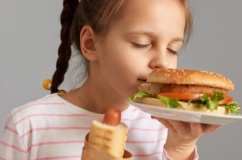 Ăn nhiều đồ siêu chế biến, trẻ dễ gặp nhiều vấn đề hành vi hơn