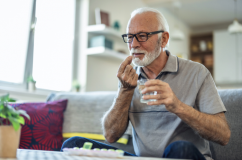 Dùng thuốc ức chế miễn dịch trị vảy nến bị tác dụng phụ, nên làm gì?