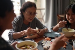 Uống TPBVSK Vương Lão Kiện để giảm run có cần kiêng ăn gì không?