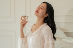 Thói quen xịt nước hoa lên cổ có gây hại tới tuyến giáp?