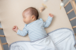 Infographic: Những lầm tưởng về giấc ngủ của trẻ sơ sinh khiến cha mẹ dễ lo lắng