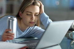 Vì sao uống nước tăng lực mà vẫn uể oải?