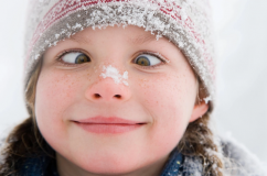 Cố tình làm mắt lác để trêu đùa có gây hại cho mắt?