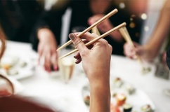 Run tay khi cầm đũa: Vấn đề nhỏ nhưng không nên bỏ qua