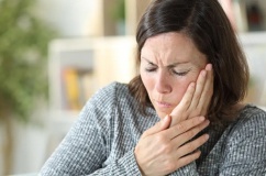 Mãn kinh tác động đến sức khỏe răng miệng thế nào?