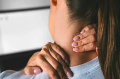 6 cách đơn giản giúp giảm và phòng ngừa cơn đau cổ