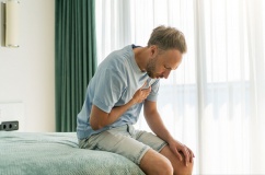 Tại sao tim đánh trống ngực khi nằm?