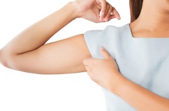 Vùng da dưới cánh tay ngứa ngáy có đáng lo không?