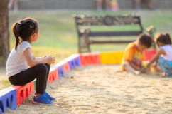 Cha mẹ giúp trẻ 'hóa giải' nỗi cô đơn thế nào? 